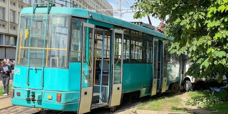Авария дня. В Минске в столкновении с трамваем погиб водитель фургона