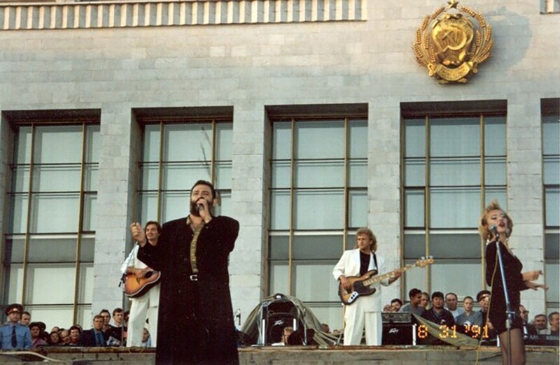 Михаил Шуфутинский выступает пред защитниками Белого дома, 1991 год