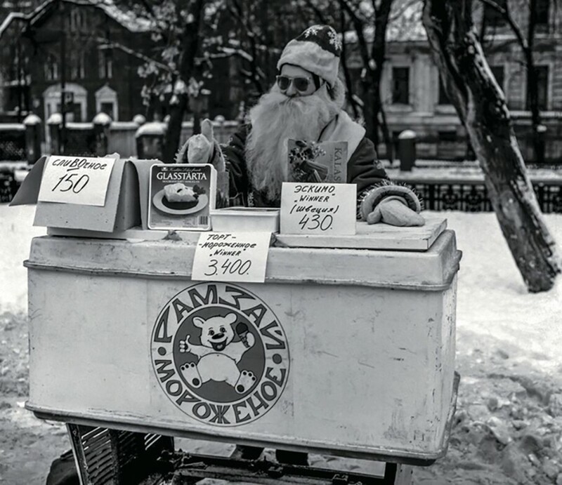 Модный Дед Мороз продаёт мороженое, Москва, 1994 год