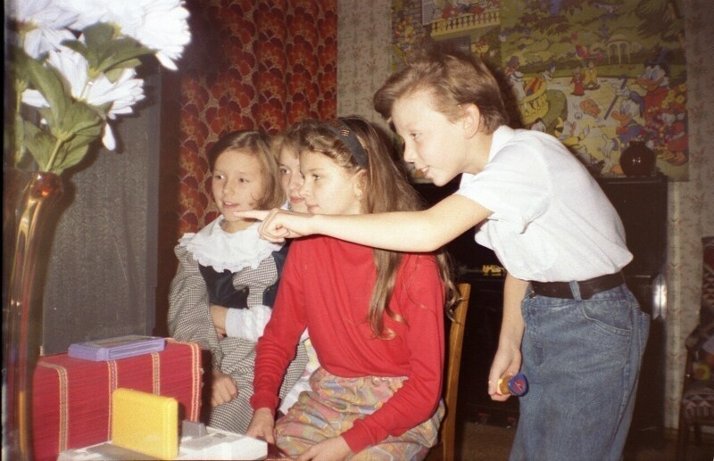 Дети играют в приставку «Dendy» на дне рождения друга, 1994 год