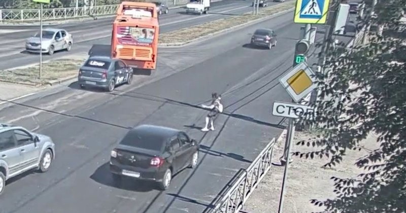 Не дождалась 4 секунды: в Волгограде женщина попыталась перебежать дорогу на красный свет
