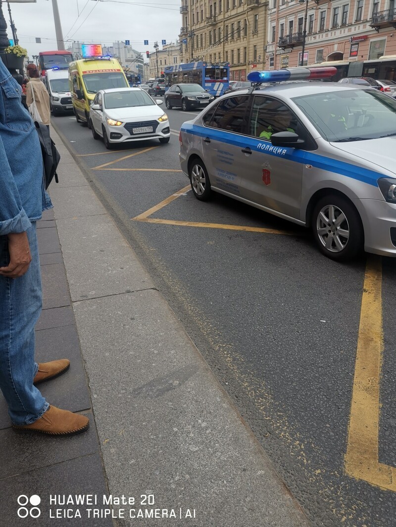 В центре Петербурга девушка на велосипеде врезалась в открытую дверь автомобиля