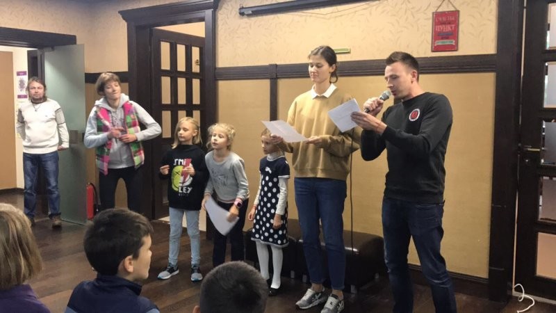 А с днем рождения мы поздравляем песней в стиле Рэп, написанной для конкретного ученика.