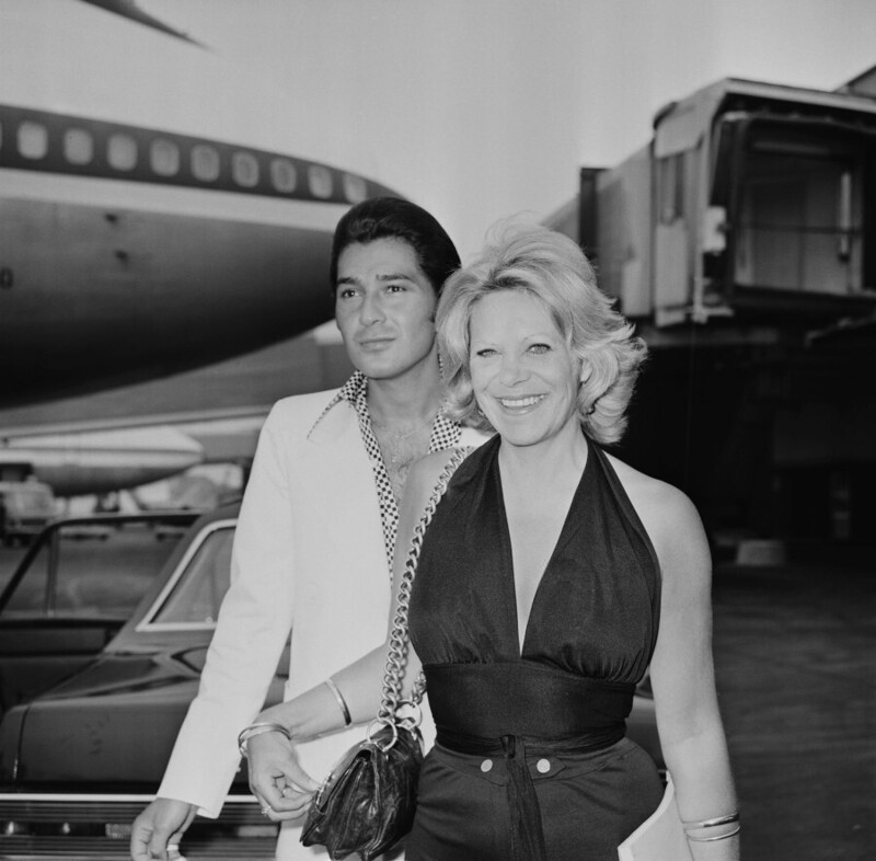 31 июля 1972 года. Британская актриса Рэйчел Робертс вместе с мексиканским бойфрендом Дарреном Рамиресом в аэропорту Хитроу. Фото George Stroud.
