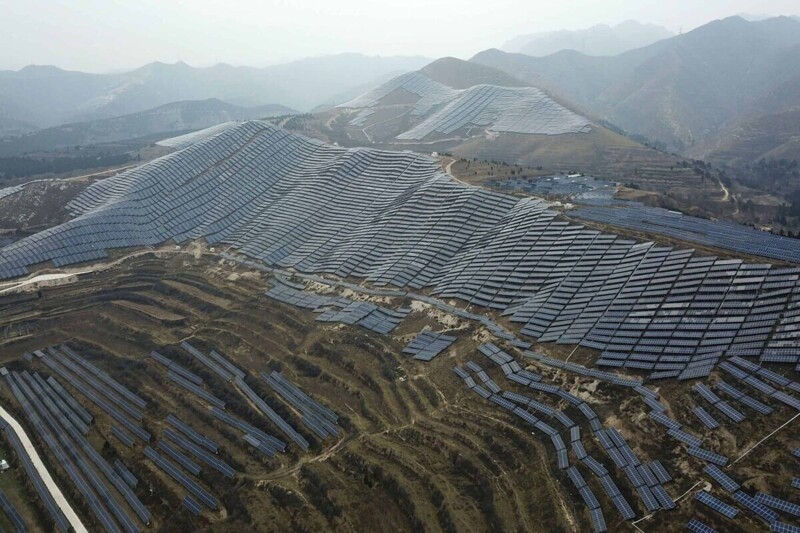 Солнечные панели размещены в горах и холмах Китая