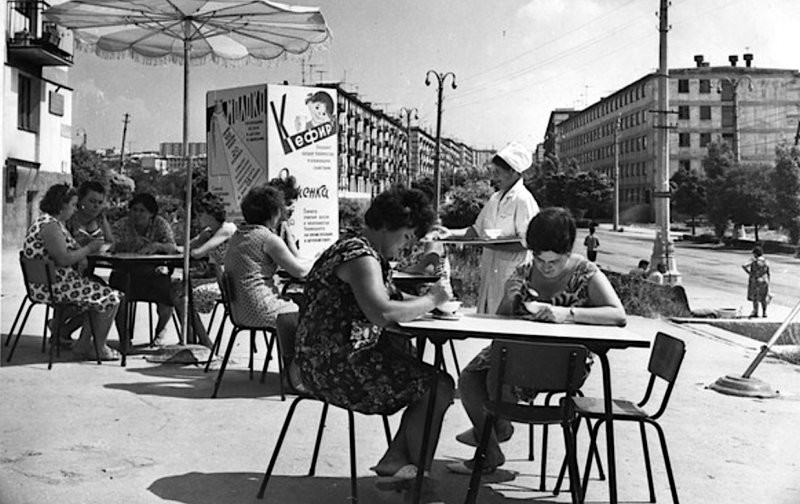 Летнее кафе-мороженое от магазина № 321 на ул. Горпищенко. Севастополь 1971 г.