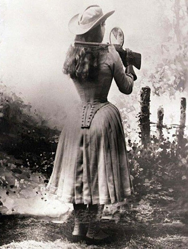 Энни Оукли демонстрирует свой знаменитый трюк с зеркалом для камеры, 1890-е годы