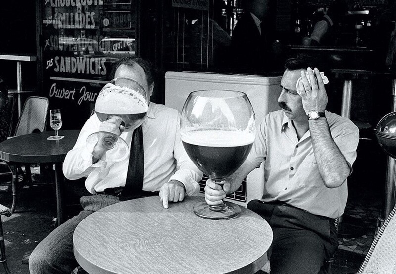 Мужчины пьют из “больших " стаканов во время жары в Париже, 1971 год