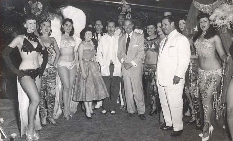 Руководители, менеджеры и танцовщицы позируют для фотографии в ночном клубе Тропикана в Гаване, Куба, в 1954 году