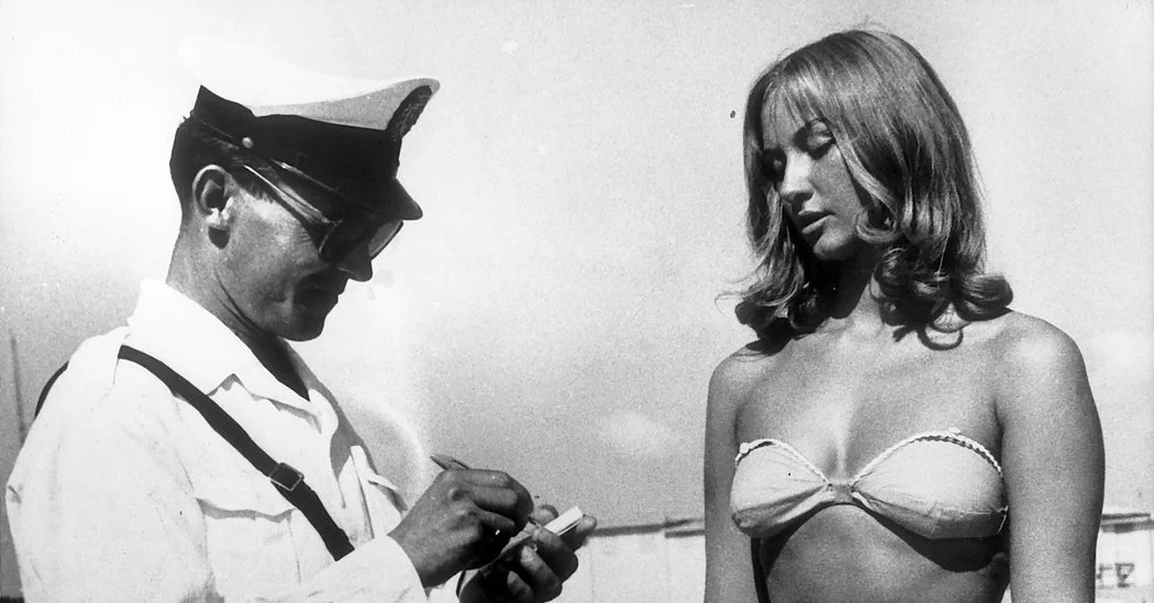 История купальников: за какие могли арестовать? Пляжная полиция и купальные платья