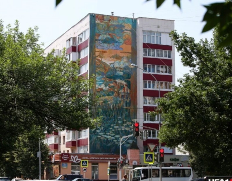 В Уфе. Есть у города краски, дома - как в сказке: разноцветные стрит-арты и портреты-гиганты