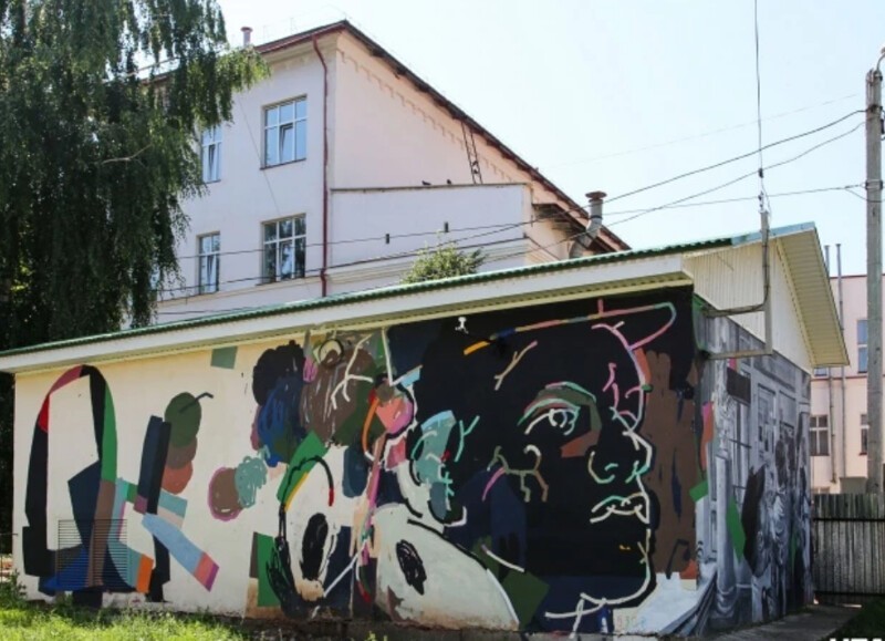 В Уфе. Есть у города краски, дома - как в сказке: разноцветные стрит-арты и портреты-гиганты