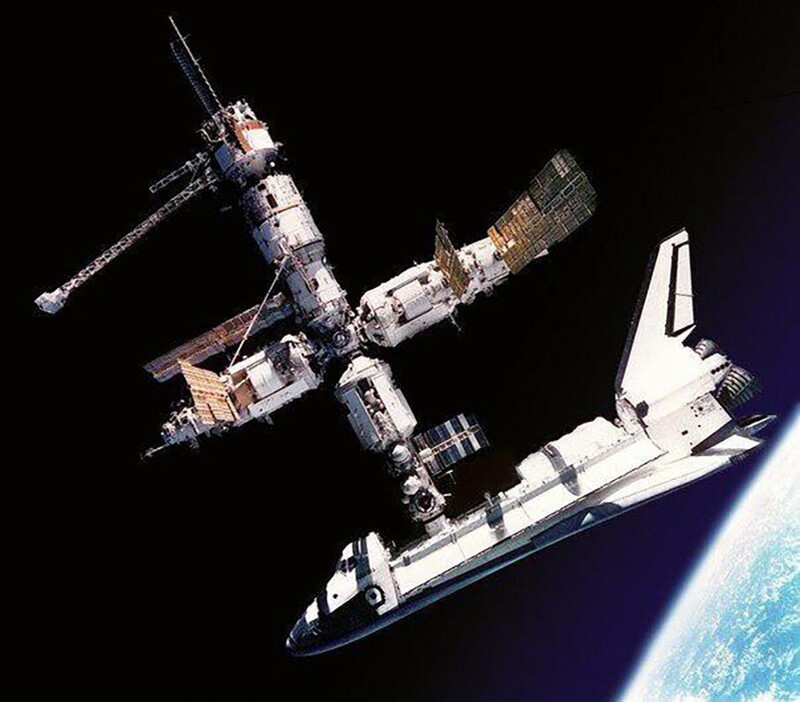 Американский шаттл "Атлантис" и российская станция "Мир" на орбите, 1995 год