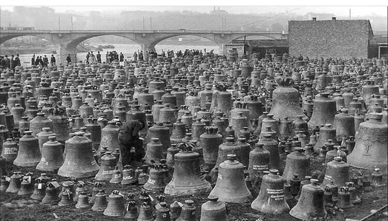 Церковные колокола, которые немцы собрали для отправки на переплавку. Прага, 1942 год