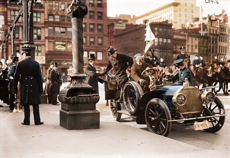 Парад дорожной полиции Нью-Йорка. Мэр города Джордж Макклилан выходит из машины на Юнион-сквер. Фото сделано 5 ноября 1908 года