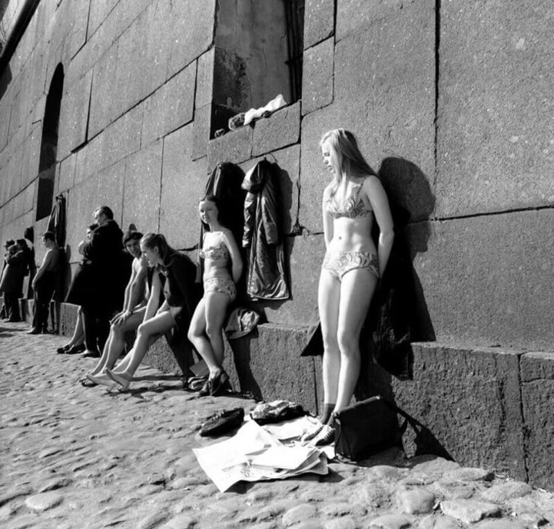 У стен Петропавловской крепости. Ленинград. 1970 год