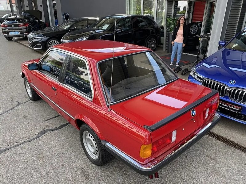 Капсула времени: на продажу выставили BMW 1985 года выпуска с пробегом всего 230 километров