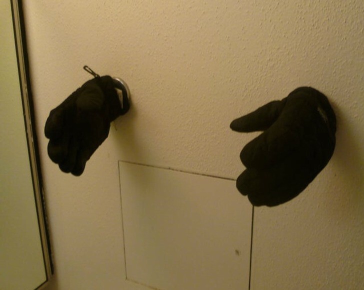 "Мой сосед по комнате повесил перчатки на просушку. Я пришел вечером и чуть не поседел"