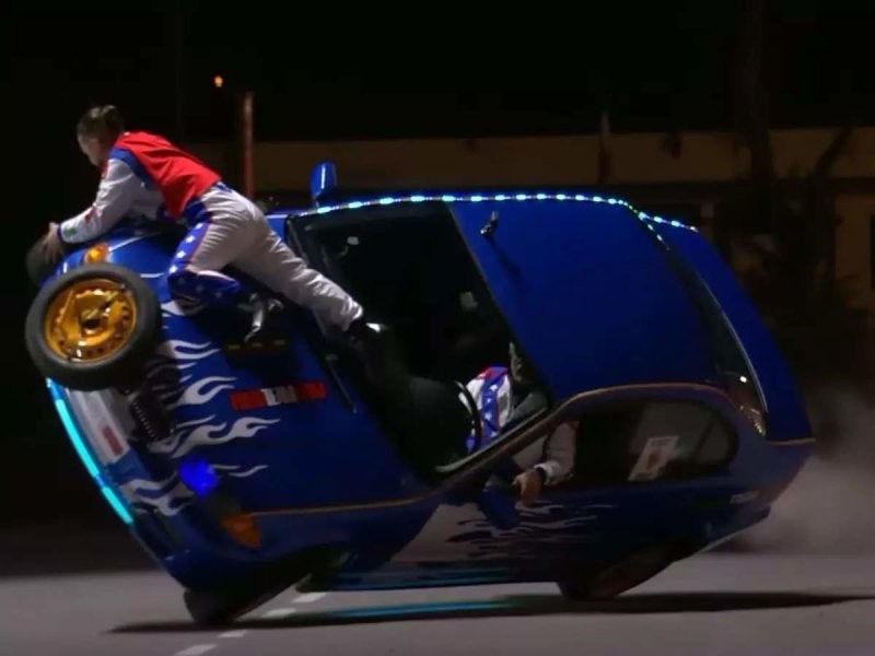 Самая быстрая замена колеса на движущемся автомобиле: итальянский дуэт побил мировой рекорд Гиннесса