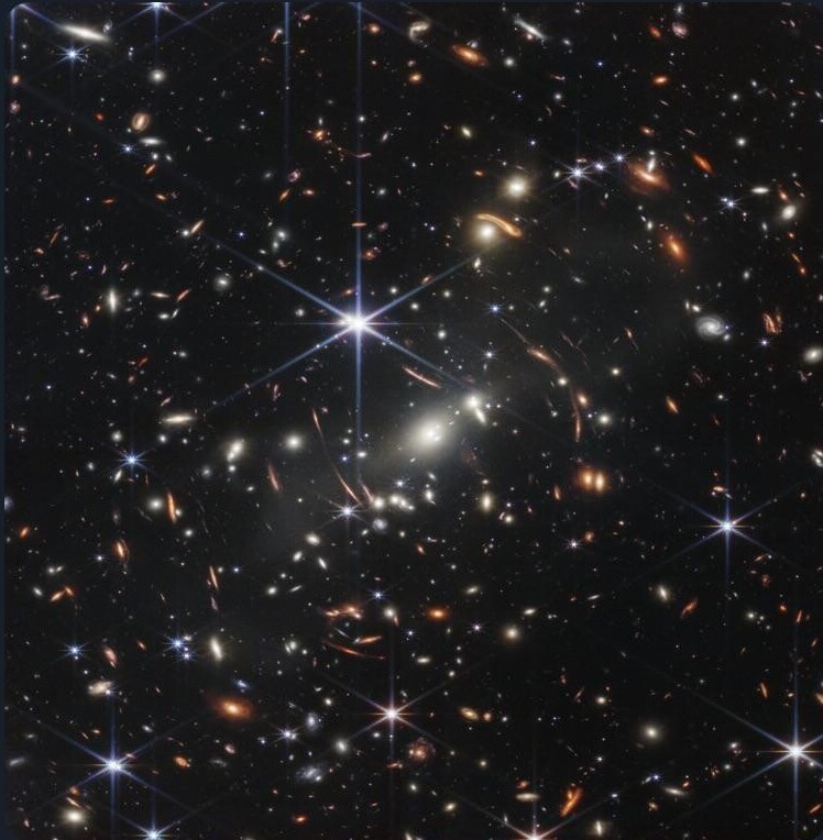 1. Всё на этом снимке НАСА, что не имеет лучей, является галактикой. Каждая точка, вплоть до мельчайшей