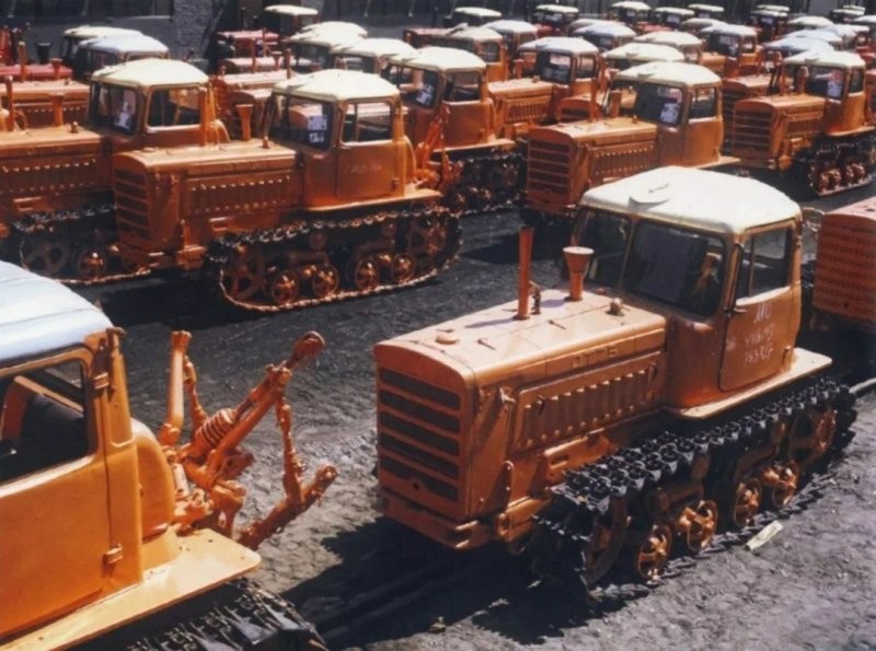 Готовые тракторы на площадке ВгТЗ