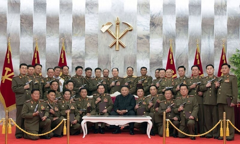 Ким Чен Ын и его генералы позируют для официального фото