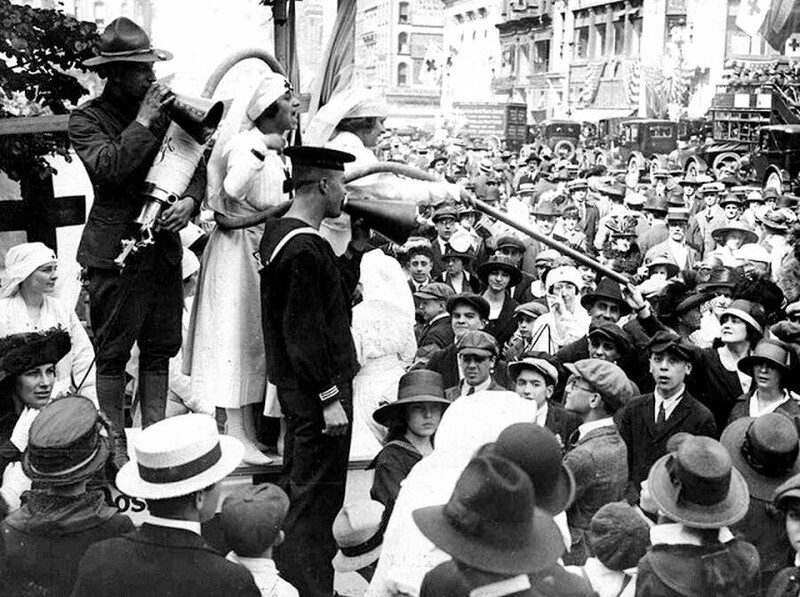 9. Красный Крест собирает пожертвования с помощью пылесоса, Нью-Йорк, 1916 год