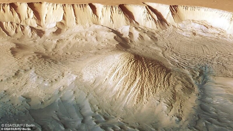 На этом изображении ущелья Титона видны параллельные линии и груды обломков (вверху справа), которые указывают на недавний оползень