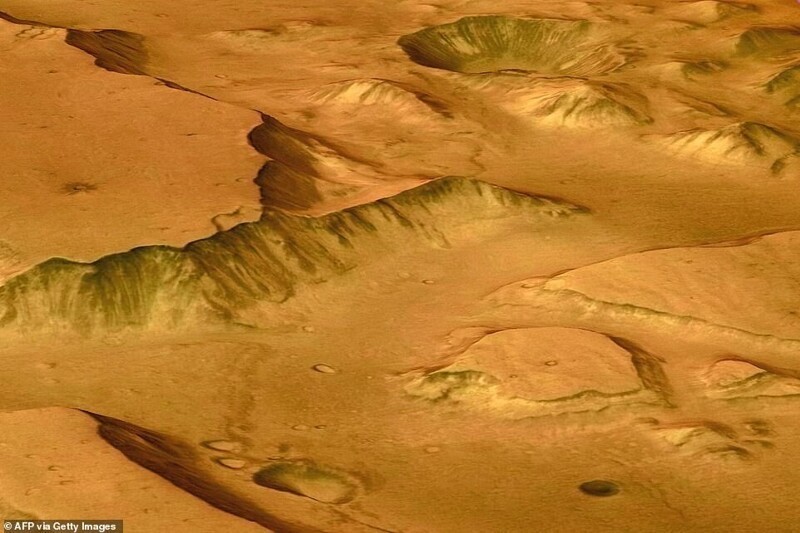На этом снимке показан вид в перспективе столовой горы (горы с усечённой вершиной) в регионах к востоку от долин Маринера, крупнейших каньонов в Солнечной системе