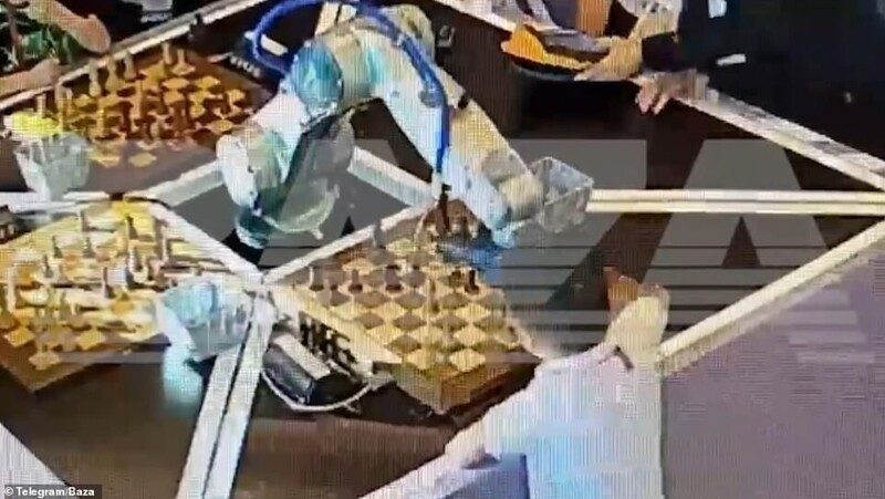 Итак, робот сломал ребёнку палец во время международного шахматного турнира в Москве и инцидент был заснят на камеру видеонаблюдения