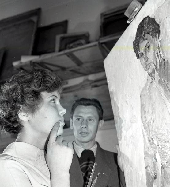 Валентина Белова, ударница коммуниститеского труда швейной фабрики № 5 позирует художнику Борису Шагину в студии. 1960 г.