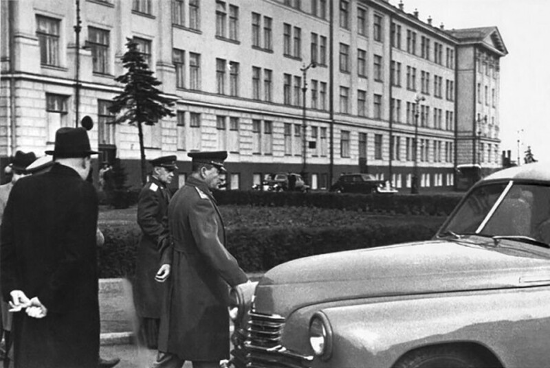 Осмотр автомобиля Победа в Кремле, 1947 год