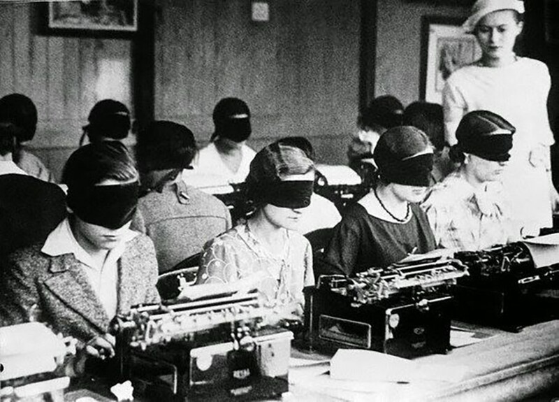 Машинистки печатают вслепую. Конкурс на лучшее владение печатной машинкой. Париж, 1940 год