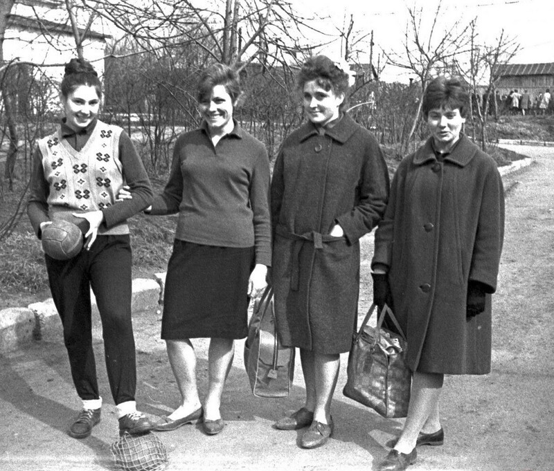 Девоньки гандболистки с факультета НГПИ, Новосибирск, 1963 год