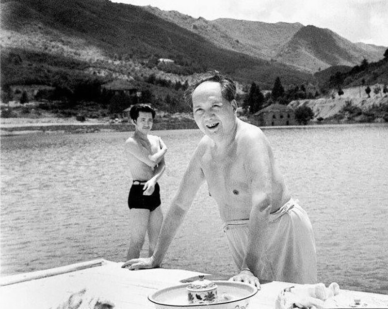 Мао Цзе Дун купается в искусственно созданном озере Лушанг 1960-е годы