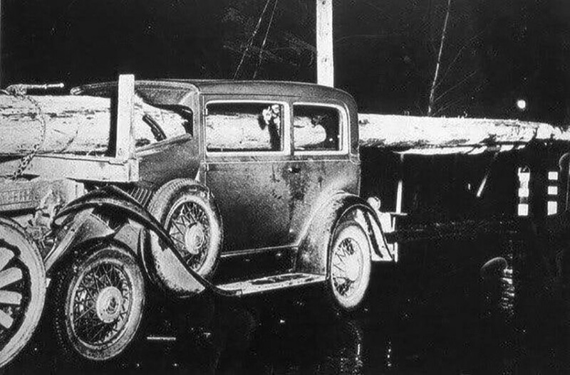 Авария с участием лесовоза, бревно с которого буквально пронзило легковой автомобиль, Нью-Йорк, 1929 год