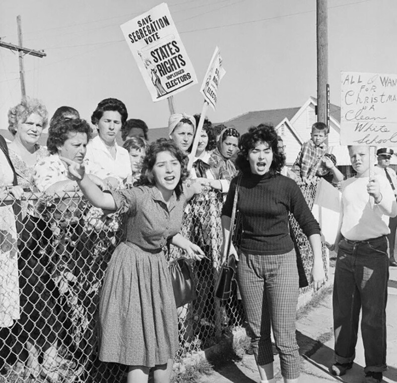 Белое население США протестует против учебы их детей вместе с неграми. У мальчика в руках плакат: "Всё, что я хочу на Рождество, это чистую белую школу". Новый Орлеан, 1960 год