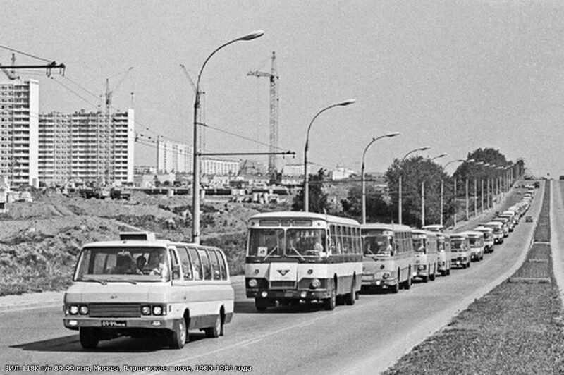На фотографии, сделанной летом 1980 или 1981 года, едет колонна автобусов ЛИАЗ-677 по Варшавскому шоссе.