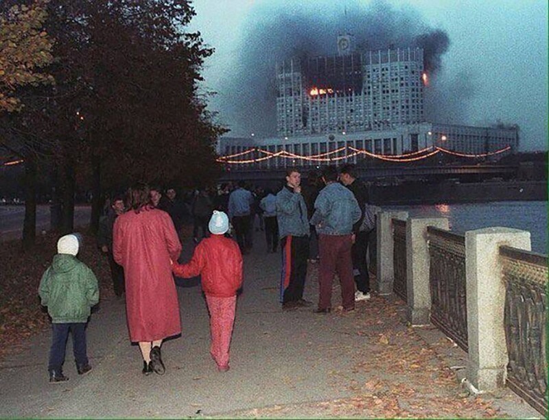 Москвичи прогуливаются по набережной Москвы-реки во время боёв за Белый дом. Октябрь, 1993 год