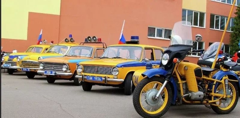Кстати, и мотоциклы тоже в желто-синий цвет красились
