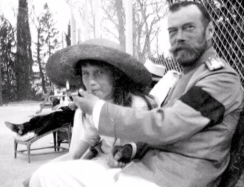 Российский император Николай II дает покурить своей дочери Анастасии
