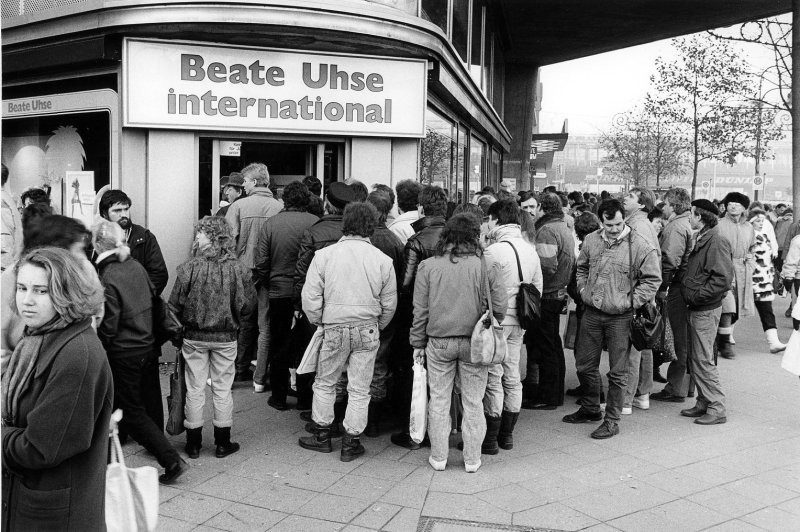 Очередь на открытии первого секс-шопа в Берлине в 1989 году