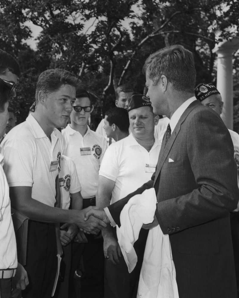 Джон Кеннеди пожимает руку 16-летнему Биллу Клинтону