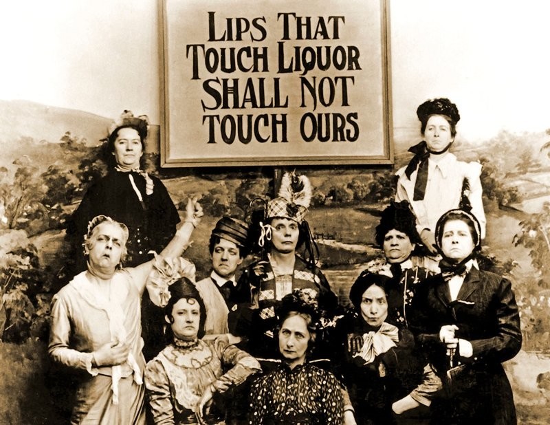 Сторонники запрета на алкоголь в США в 1919 году. Слоган на плакате переводится как: "губы, касающиеся алкоголя, не прикоснутся к нашим губам" 