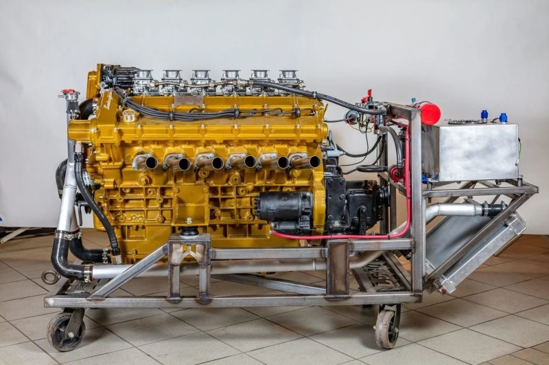 Холодный пуск огромного двигателя Lamborghini L900 V12, который предназначался для лодок