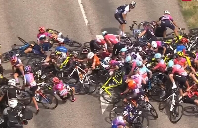 "Смешались в кучу люди, кони": крупная велоавария произошла на первом женском "Тур де Франс"