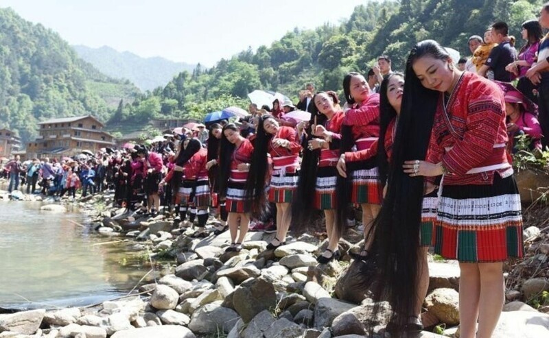 В Китае есть деревня Хуанлоу, где женщины стригут волосы только один раз в 17 лет в качестве обряда посвящения
