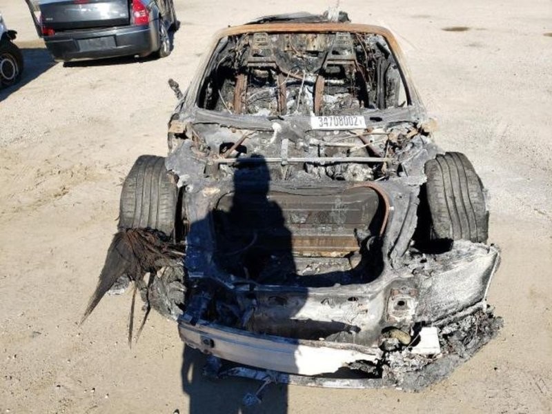 Останки сгоревшего Porsche выставили на продажу