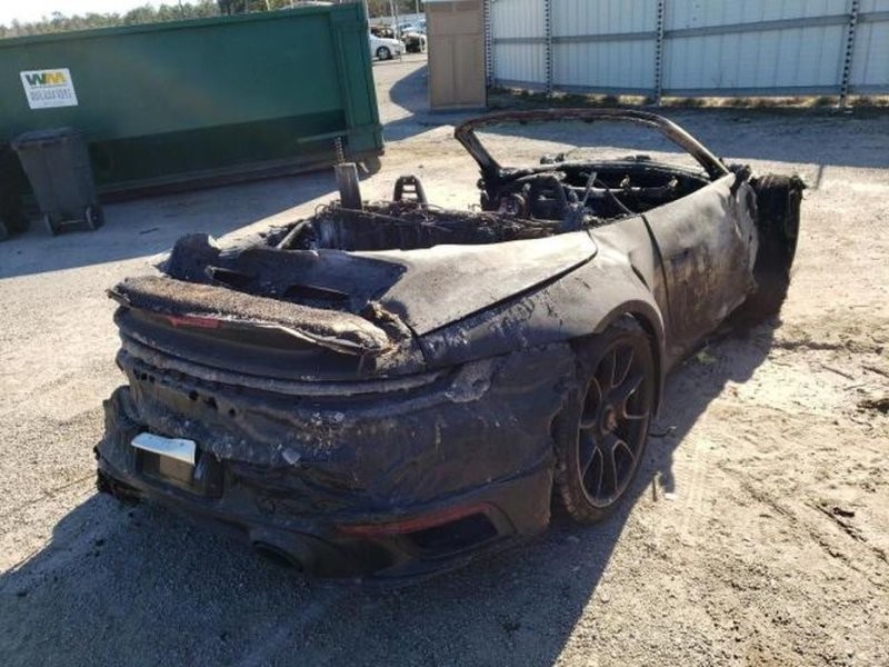 Останки сгоревшего Porsche выставили на продажу