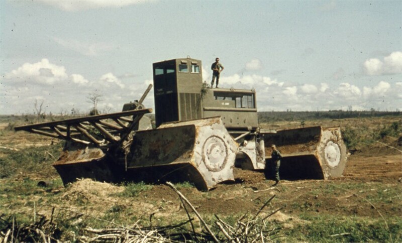 Уникальная 95-тонная «тактическая плавающая дробилка» ТТС (Transphibian Tactical Crusher) или «ЛеТроКрашер» (LeTro-Crusher) для проделывания проходов американским войскам в джунглях Вьетнама, построенная в 1967 г. в двух экземплярах